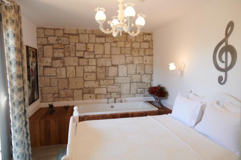 Deluxe Double Room with Bath image 1