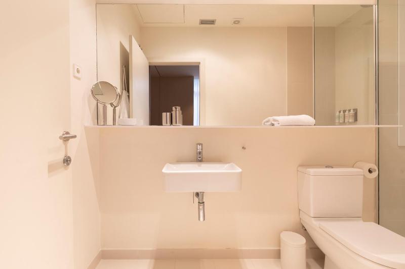 Two-Bedroom with two bathrooms and Inner courtyard view image 4