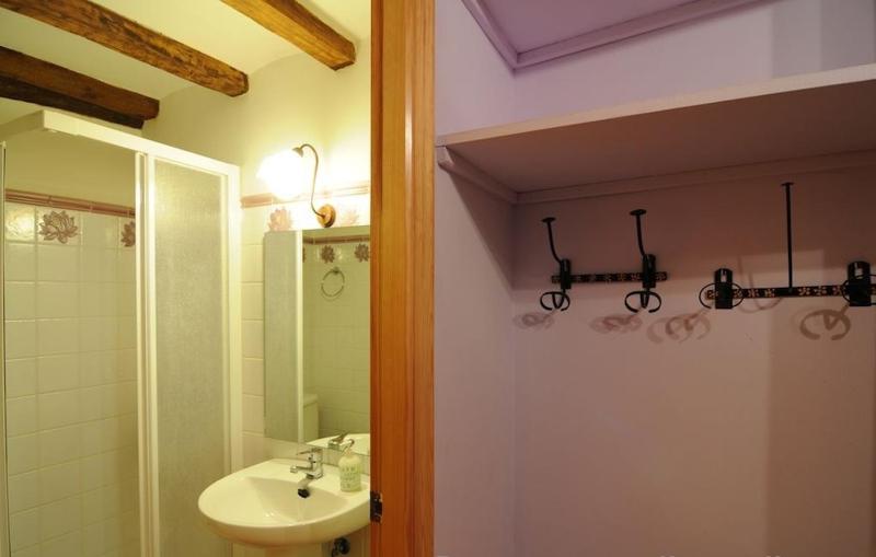 Six-Bedroom House image 3