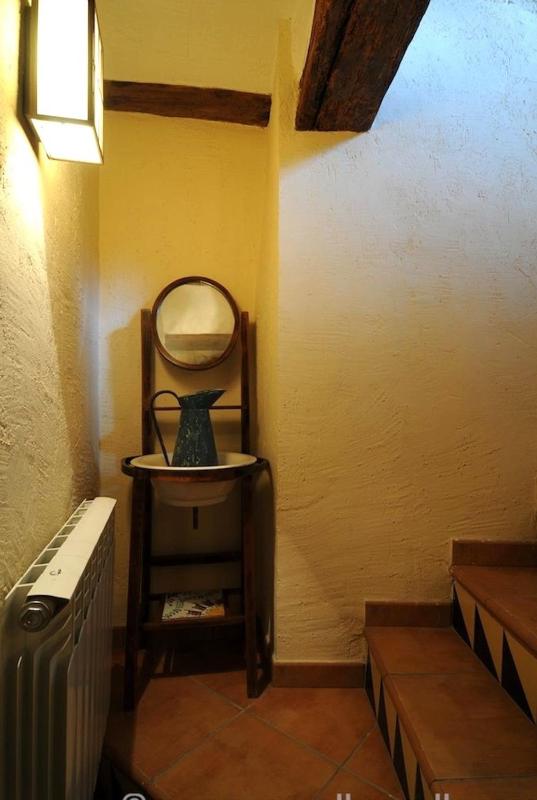 Six-Bedroom House image 2