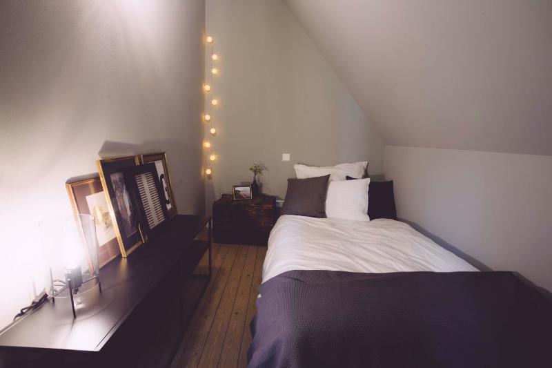 Single Room with Shared Shower and Toilet image 3