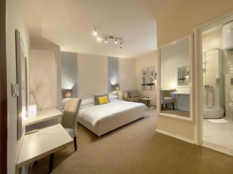Double Room image 1