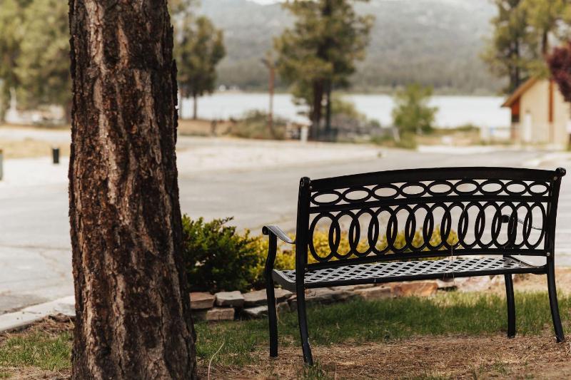 Vintage Lakeside Inn - image 32