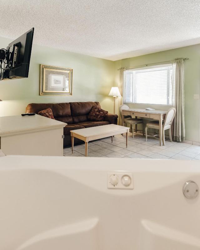 Vintage Lakeside Inn - image 7