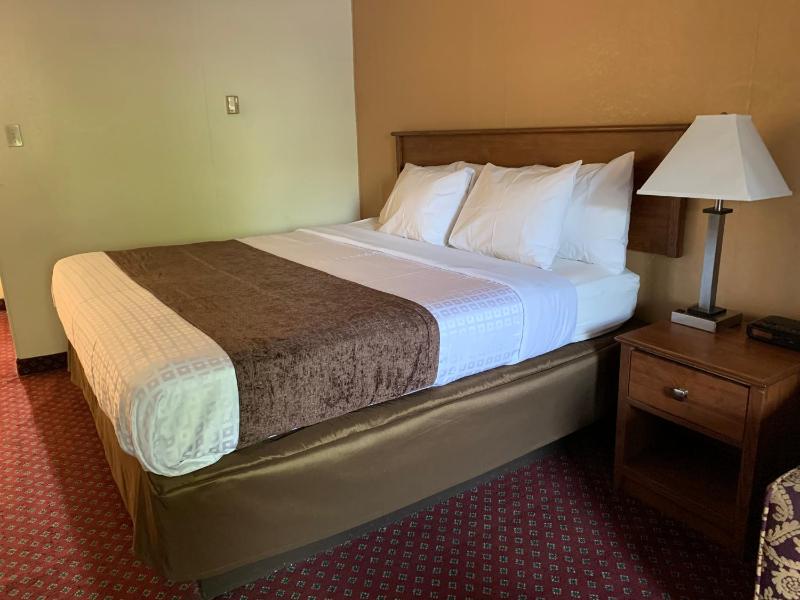 Standard King Room - Non-Smoking  image 3