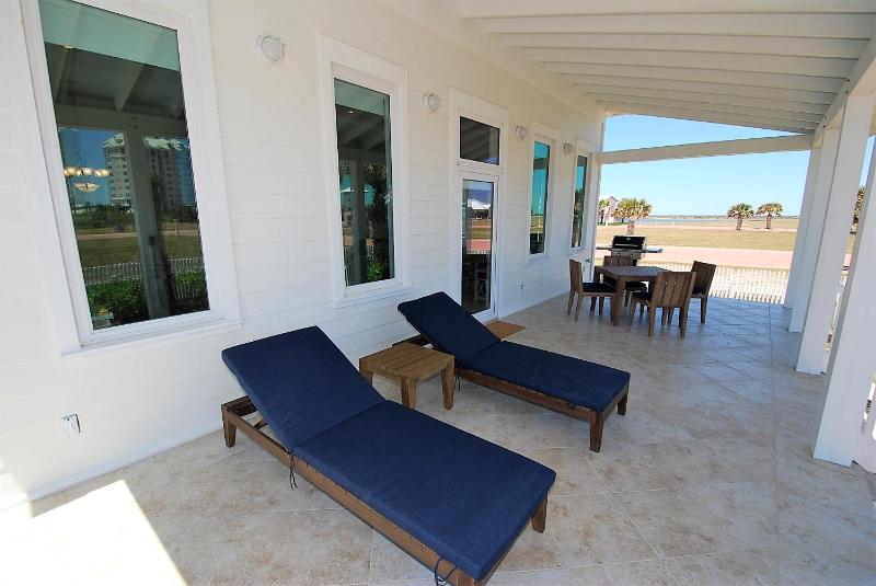 Coastal Home - image 9