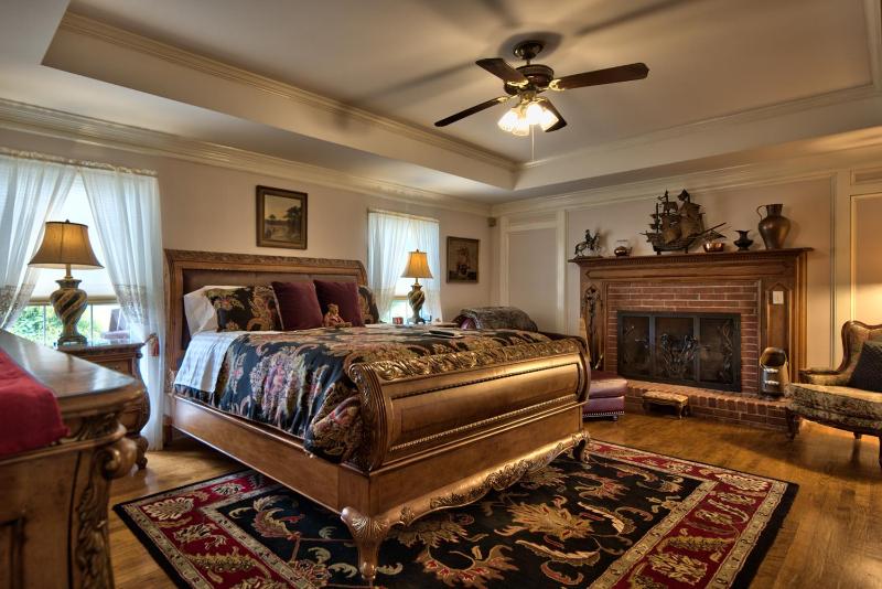 Deluxe King Room image 2