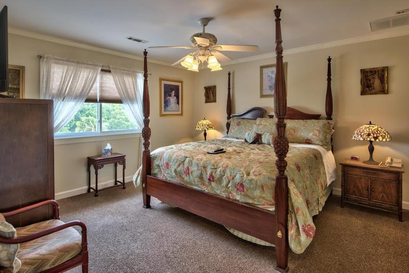 Standard King Room image 2