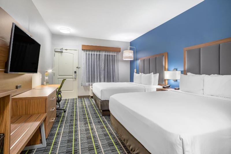 Queen Room with Two Queen Beds - Non-Smoking image 2