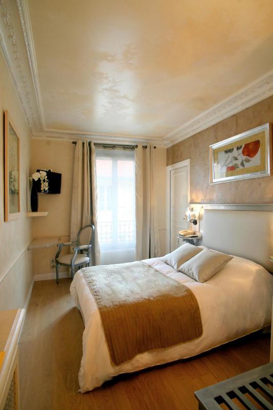 Classic Double Room image 3