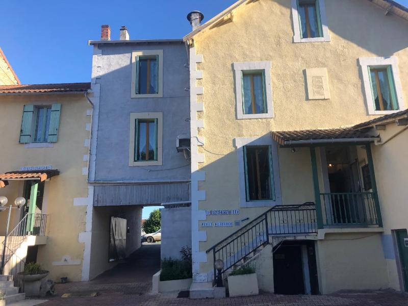 Economy Triple Room with Courtyard View image 2