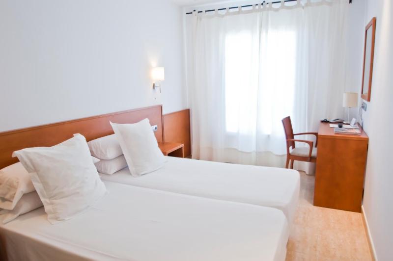 Superior Double or Twin Room with Pool View image 1