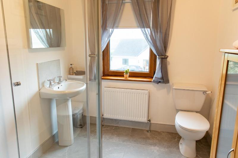 Twin Room with Bathroom image 2