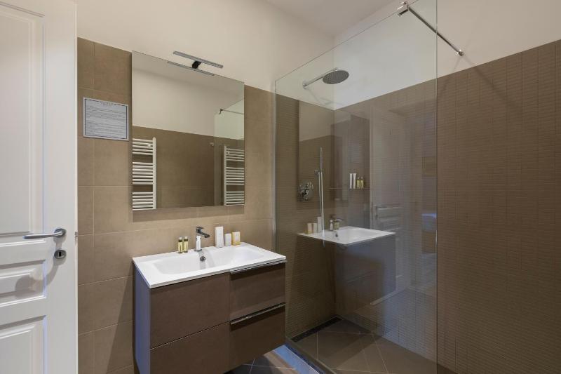 Deluxe Double or Twin Room with City View image 4