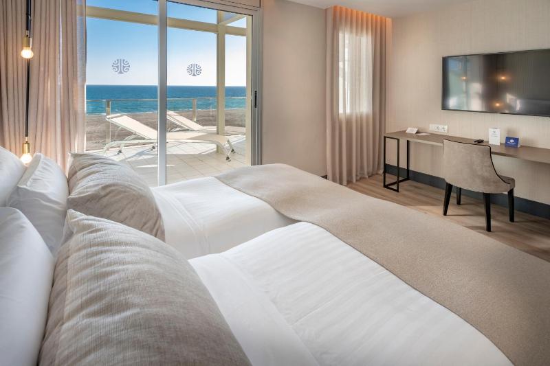 Double Room with Sea View image 2
