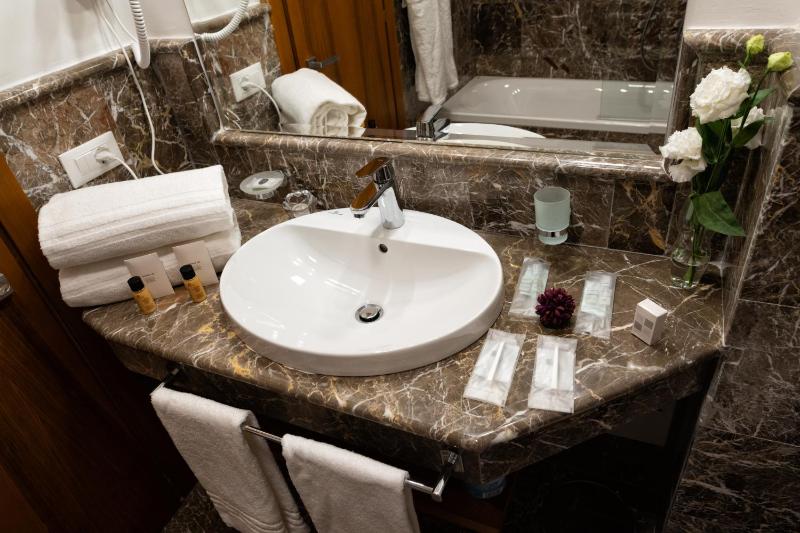 Classic Single Room image 4