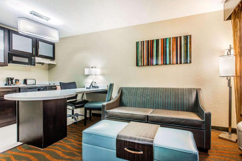 Queen Suite - Non-Smoking image 3