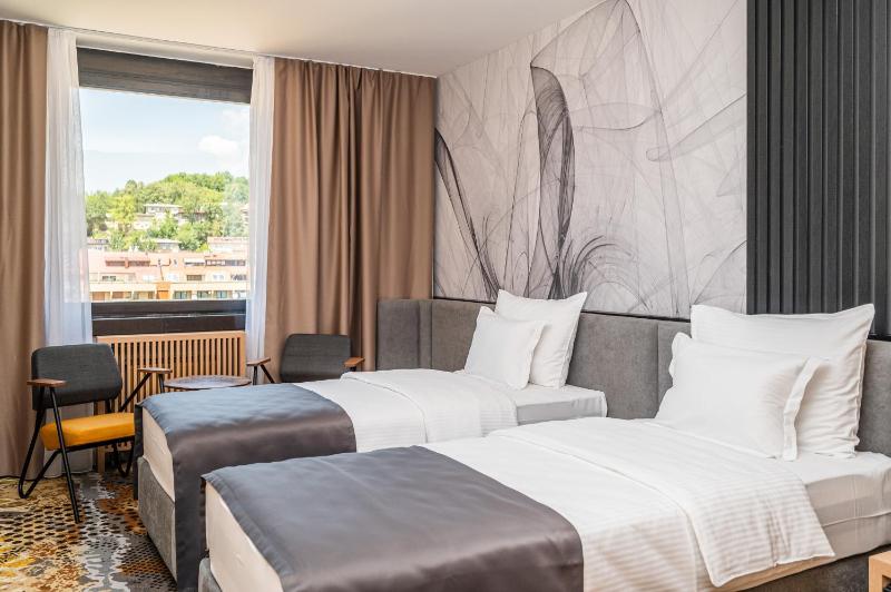 Superior Twin Room image 3