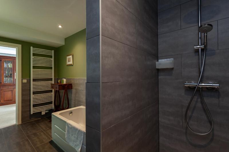 Superior King Room image 4