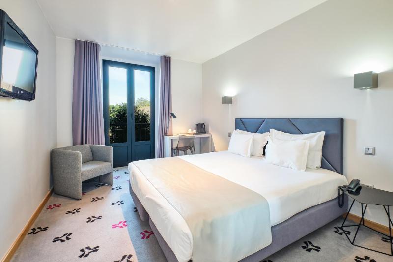 Double or Twin Room image 4