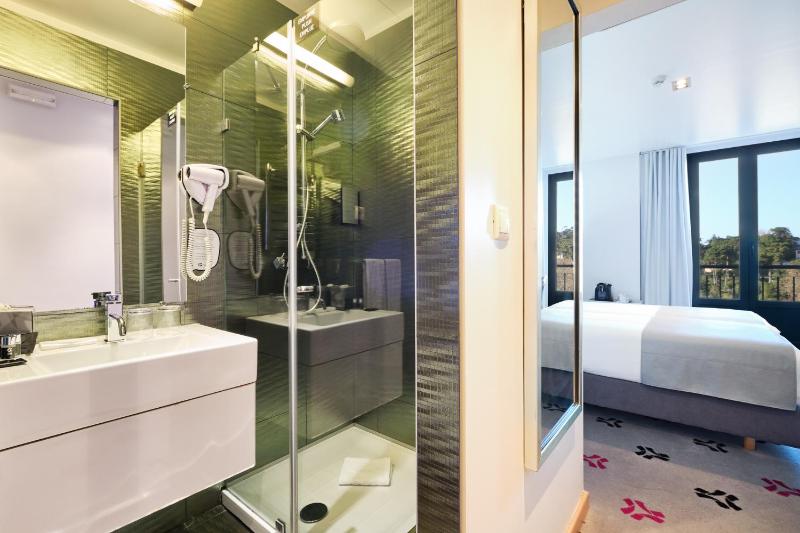 Double or Twin Room image 3