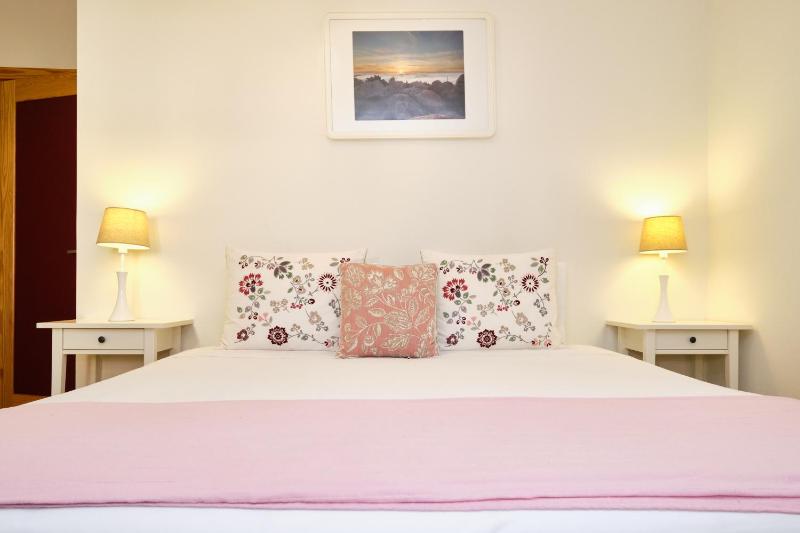 Deluxe Two-Bedroom Apartment image 3