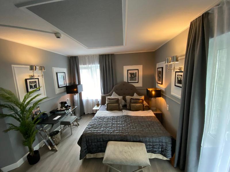 Double or Twin Room image 2