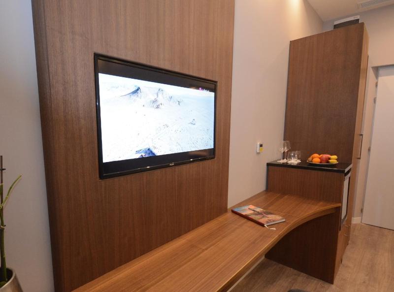 Double Room with Balcony image 4
