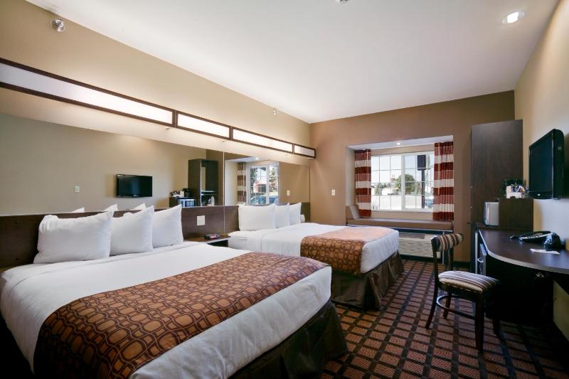 Queen Room with Two Queen Beds - Non-Smoking image 1