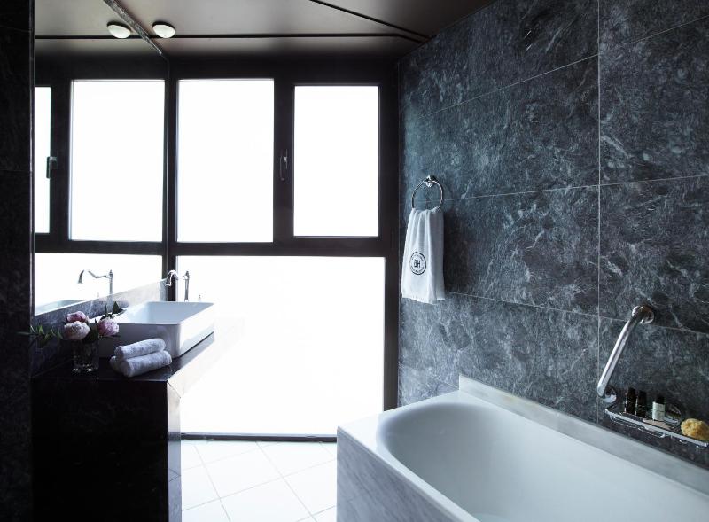 Superior Room with Sofa Bed image 3