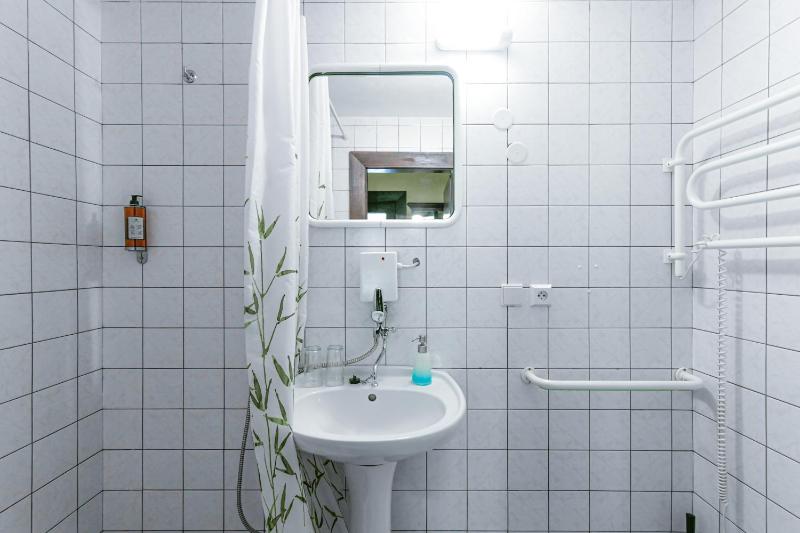Economy Triple Room image 2