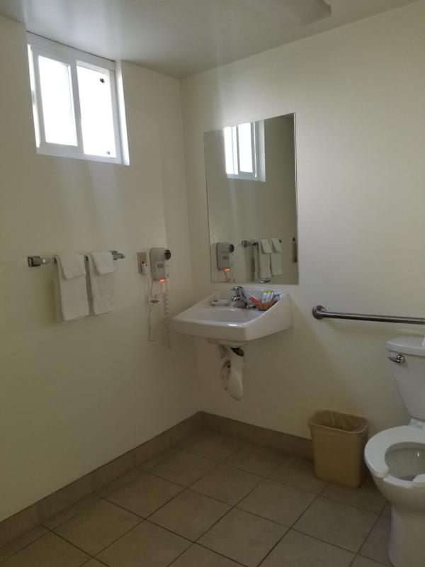 Super 8 by Wyndham Los Angeles-Culver City Area - image 6