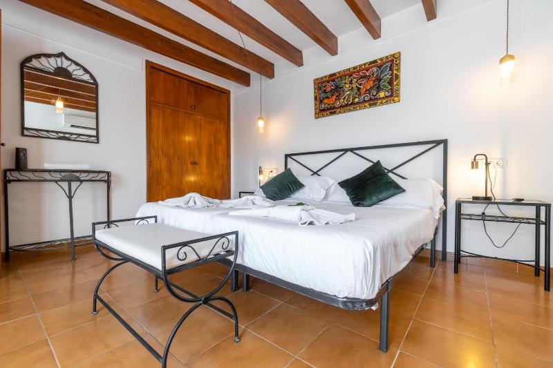 Double Room with Balcony image 3
