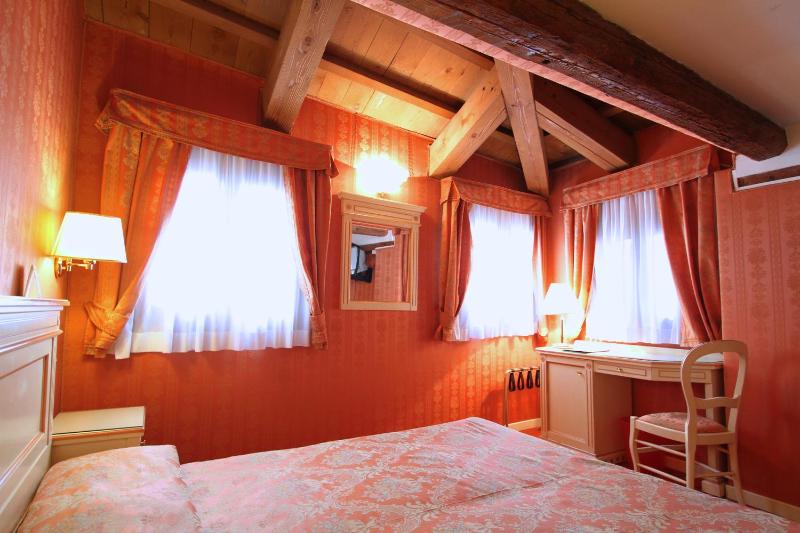 Classic Double or Twin Room image 3