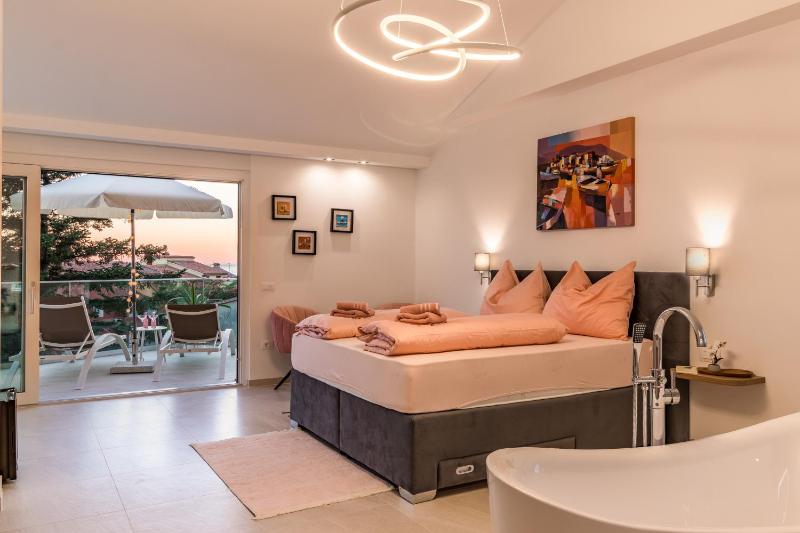 Villa Elena Deluxe mit Whirlpool und beheiztem Pool am Meer und wunderschönen Blick auf die Brijuni Inseln - image 18