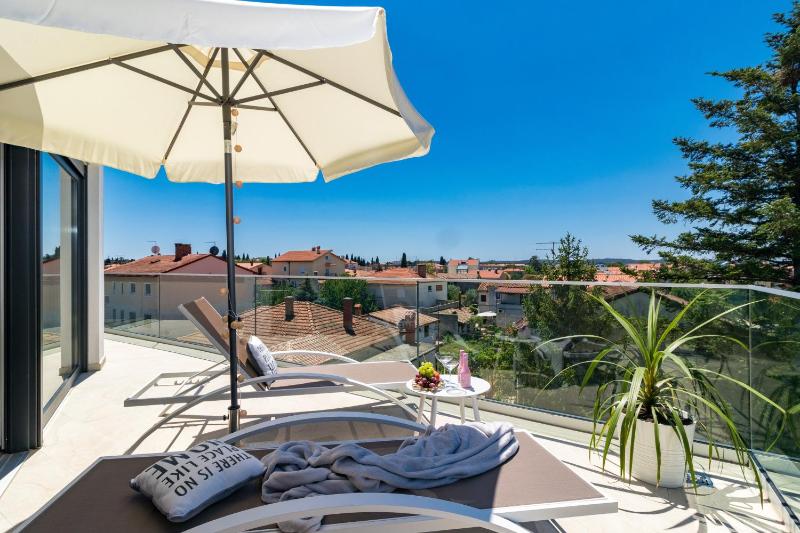 Villa Elena Deluxe mit Whirlpool und beheiztem Pool am Meer und wunderschönen Blick auf die Brijuni Inseln - image 8