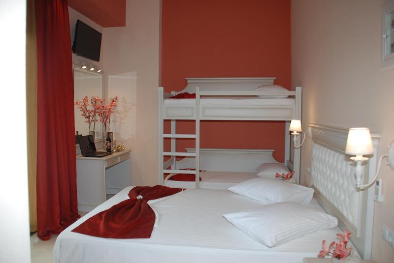 Deluxe Family Suite image 3