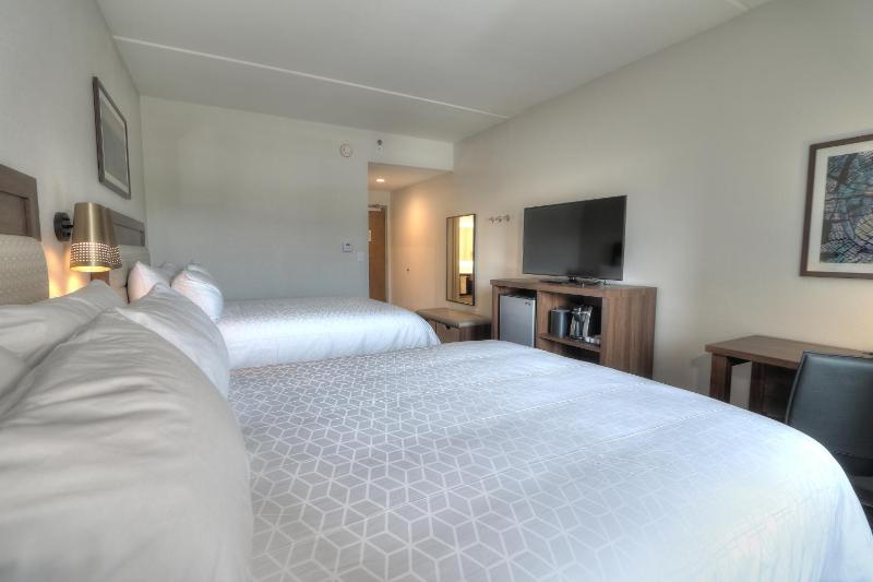 Queen Room with Two Queen Beds and Parkway Balcony - Non-Smoking image 3