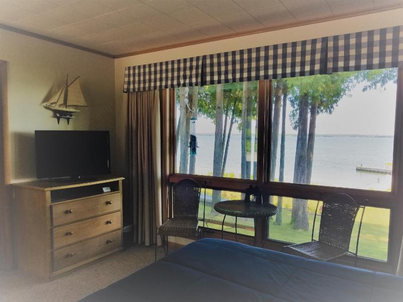 Deluxe Queen Room with Two Queen Beds image 4
