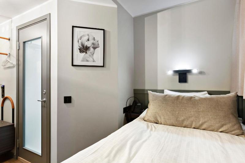 Standard Single Room - no window image 3