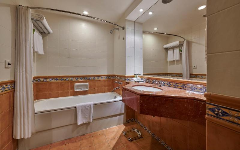 Deluxe Twin Room, complimentary shuttle to DXB Airport Terminal 1 & 3 image 3