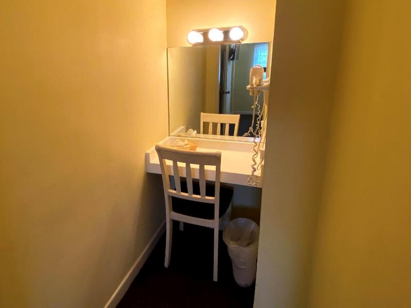 Deluxe King & Queen Suite image 3