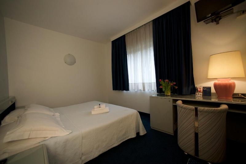 Club Hotel - image 12