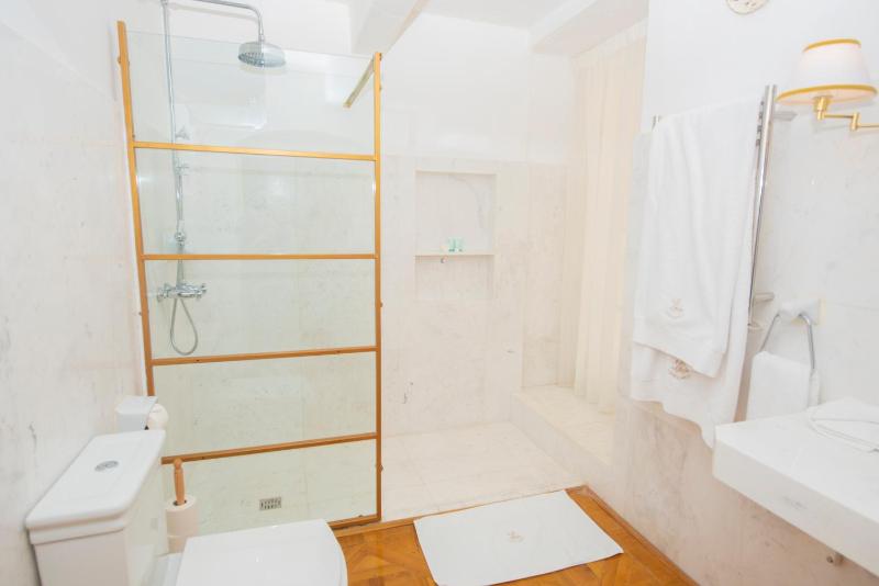 Queen Room - Disability Access image 3