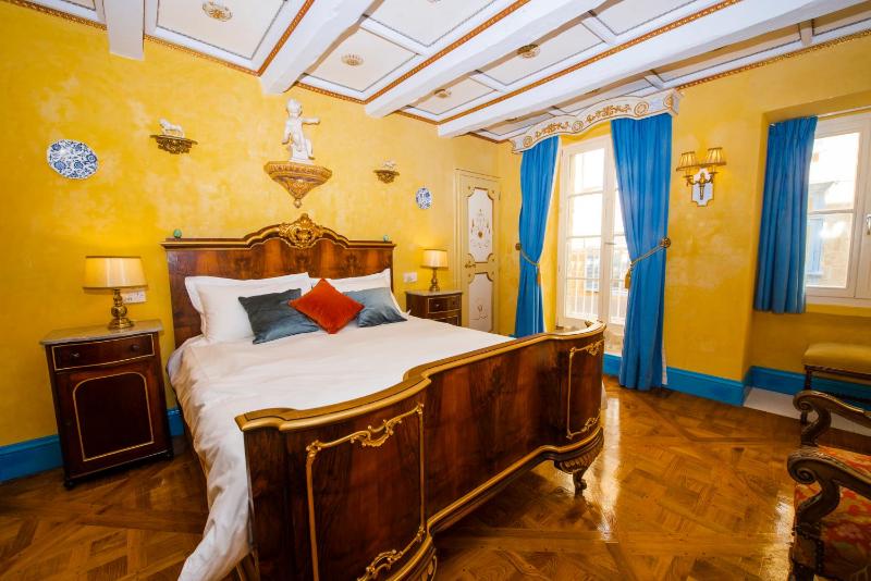 King Room with Balcony image 1