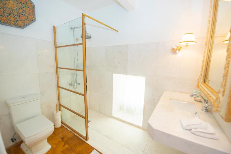 King Room with Balcony image 2