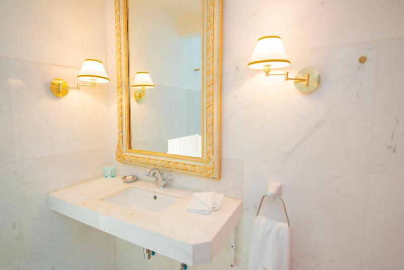 King Room with Balcony image 3