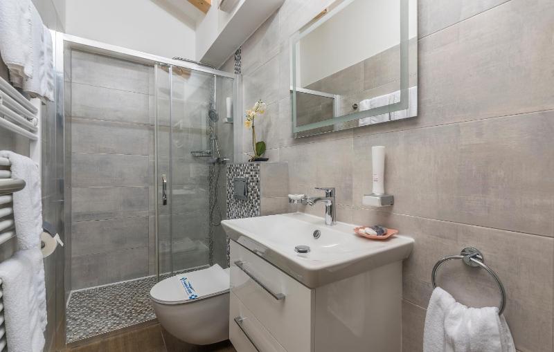 Economy Double Room with Roof Window image 3