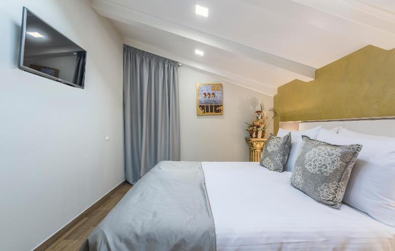 Economy Double Room with Roof Window image 4