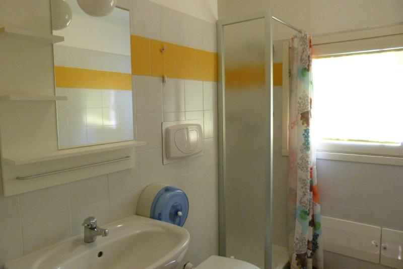 Standard Twin Room with Shared Bathroom image 1